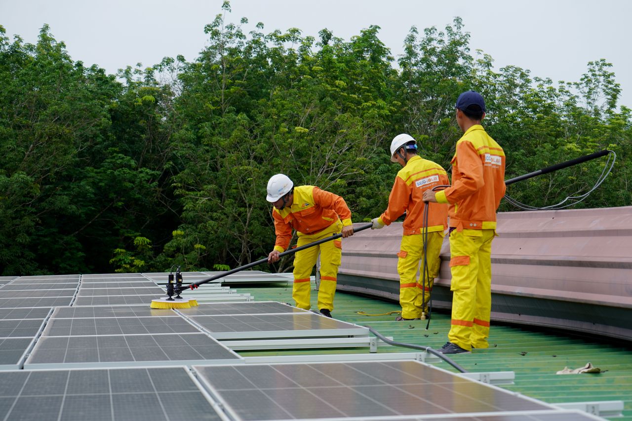 Clean Progress a des techniciens qualifiés et des matériels adéquats pour le nettoyage de grandes toitures solaires