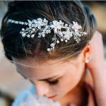 Dans les accessoires cheveux mariage– La Belle et Le Barbu