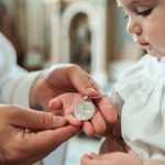 Offrir une médaille de baptême personnalisée