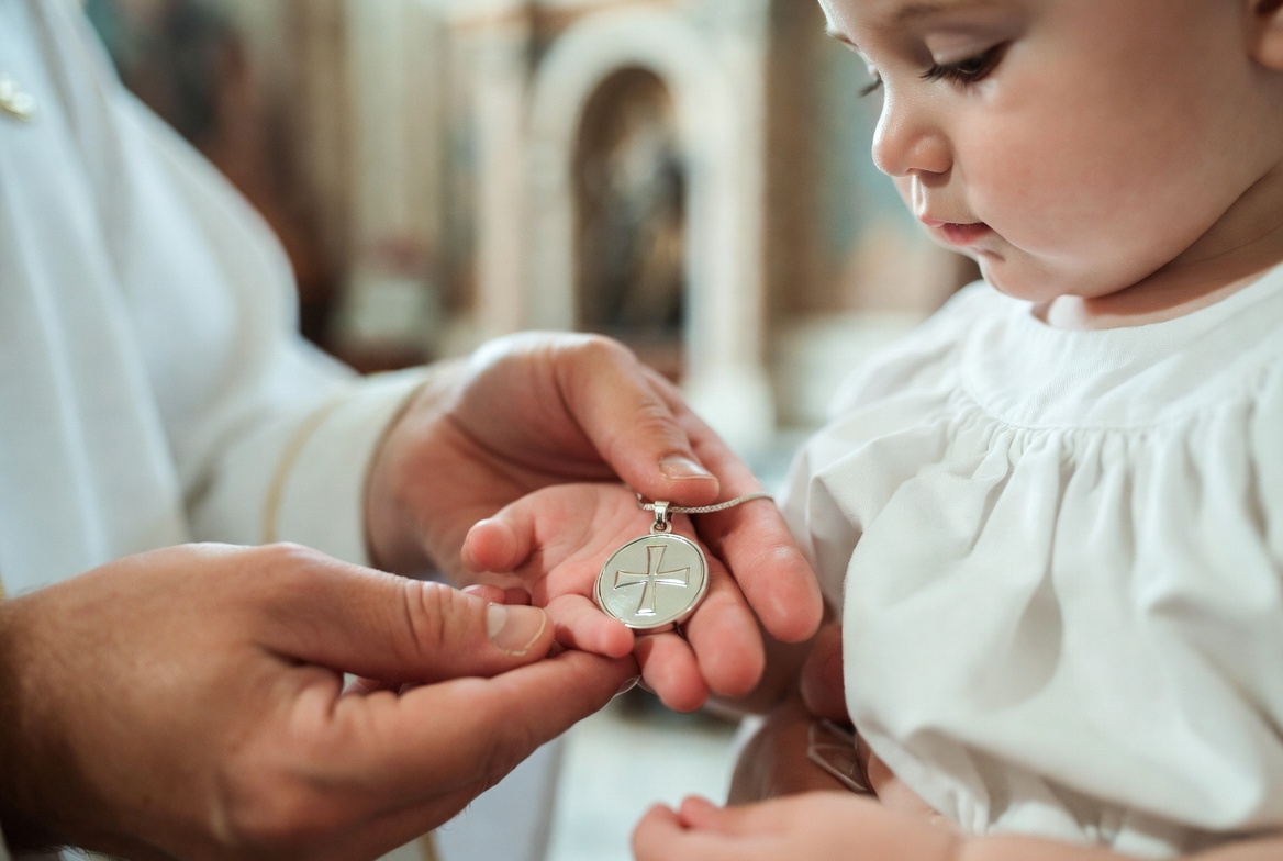 Offrir une médaille de baptême personnalisée